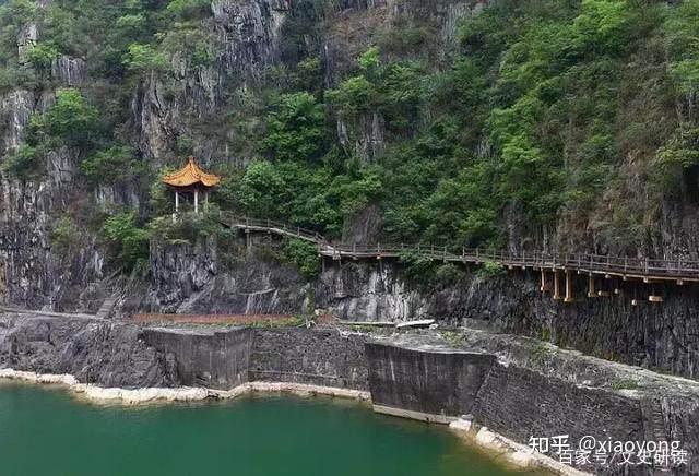 汉王国北与章邯的雍国,司马欣的塞国相邻,东与共敖的临江国相邻,东南