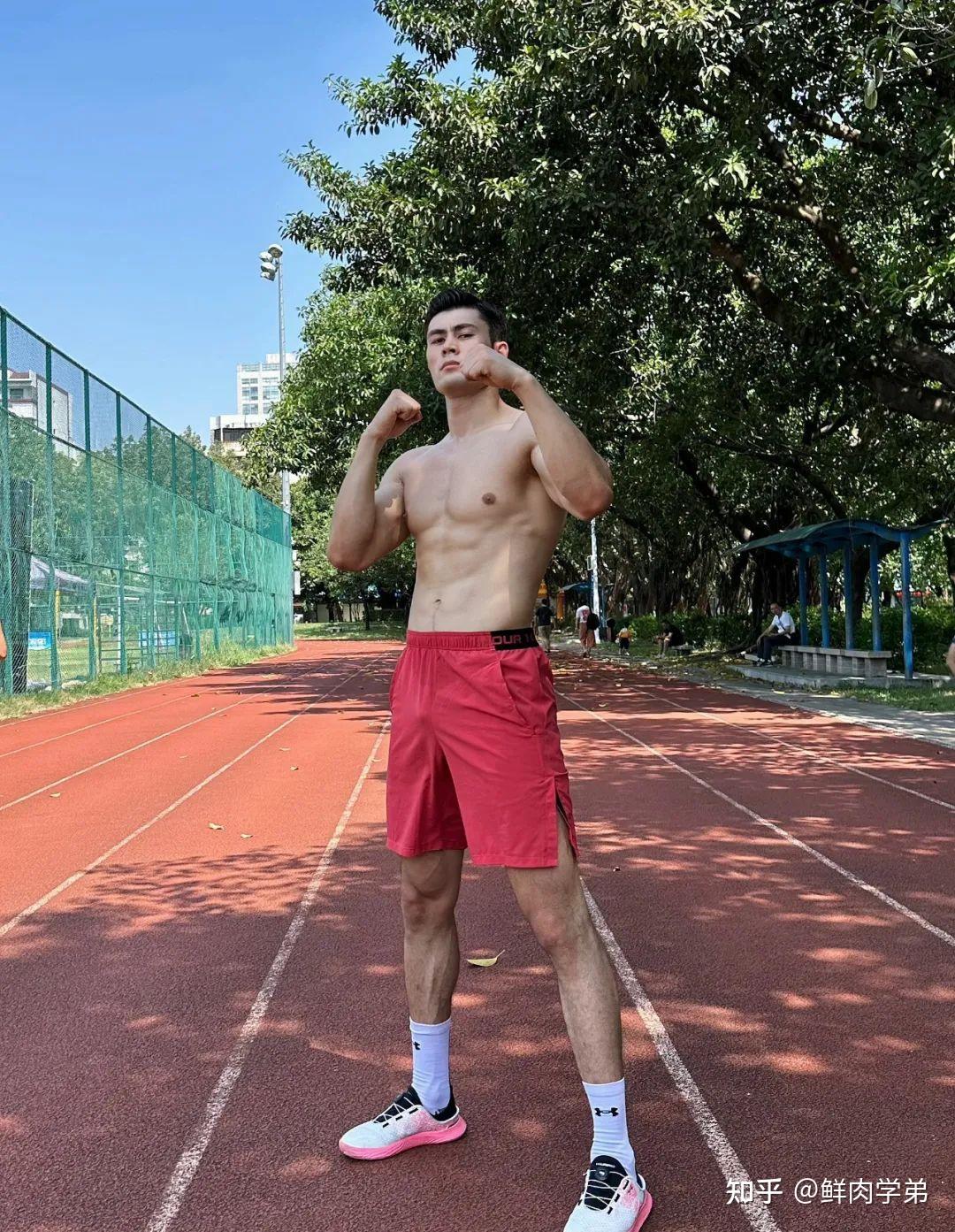 elzat_扎提的外貌堪称完美,六块腹肌,肌肉身材,穿上正装更是超级帅气