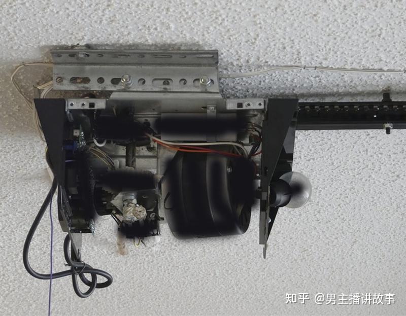 昆明农村自建房惊现海顿翻板车库门仿品