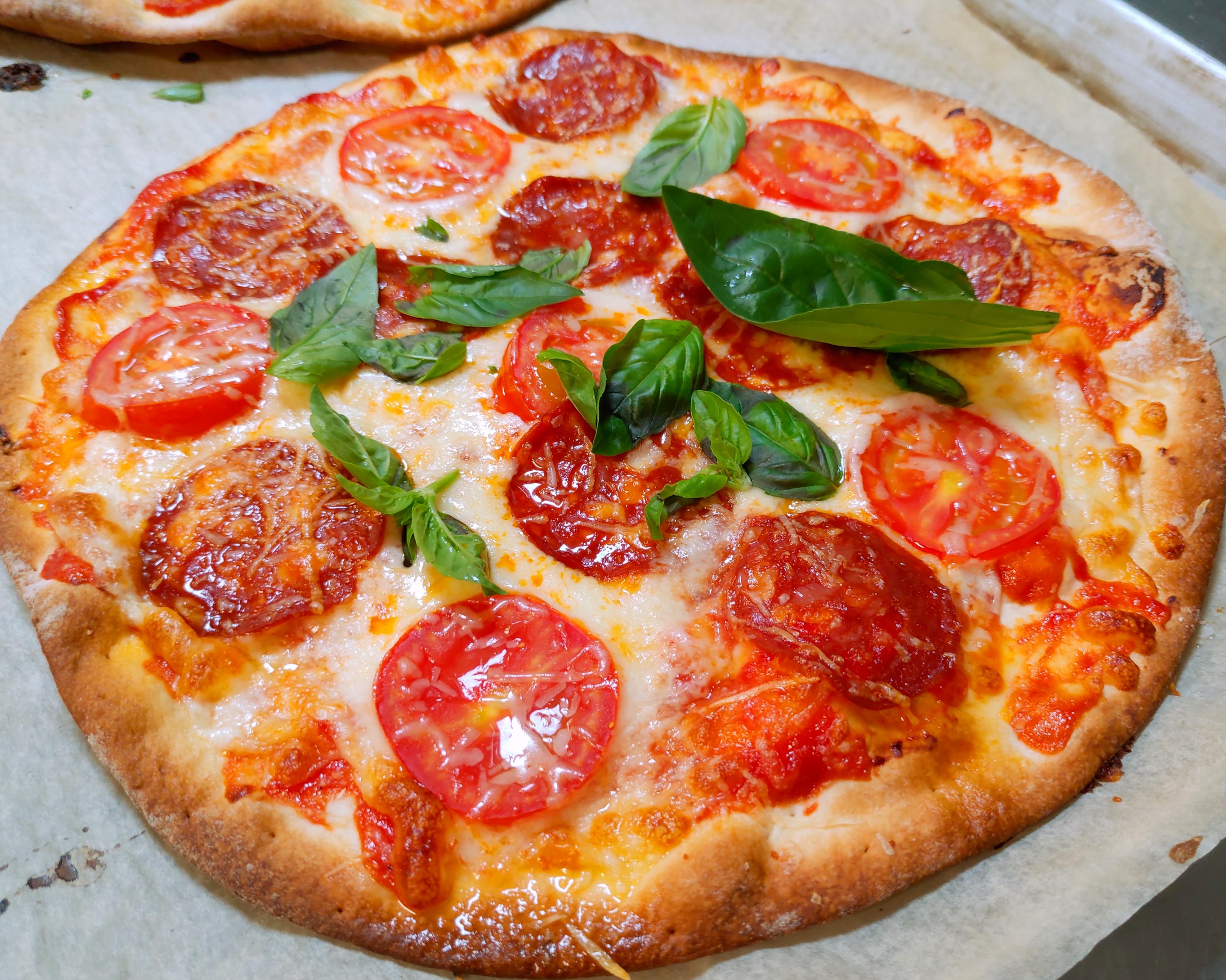 俯视图披萨与各种配料。整个披萨加蘑菇，番茄，洋葱，辣椒和奶酪。意大利披萨插画图片素材_ID:374708352-Veer图库