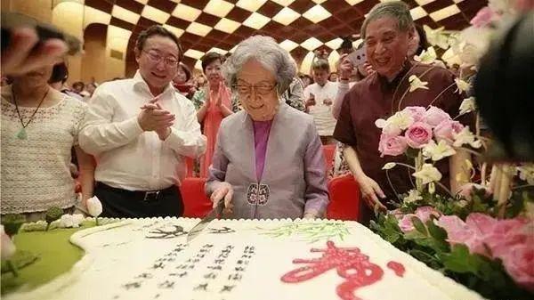 西安優益優教育99歲女明星的詩詞國度感動中國葉嘉瑩