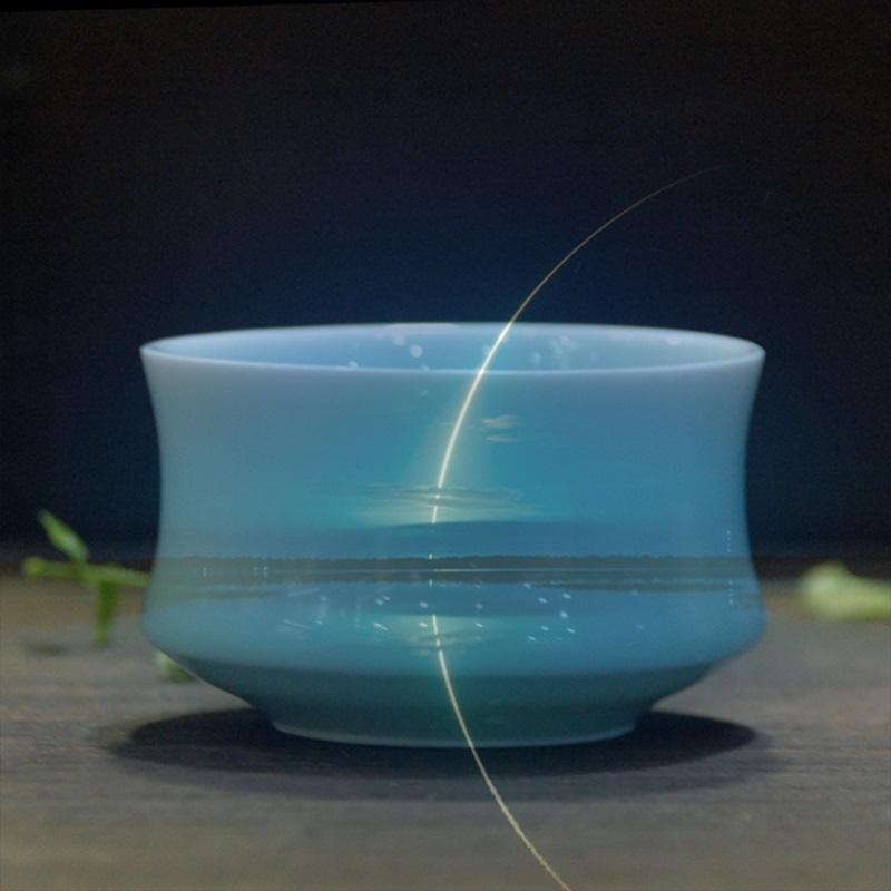 图:曼腰杯薄薄的绿烟在其中化开茶汤在搅动下分外的漂亮青瓷碗里沏上