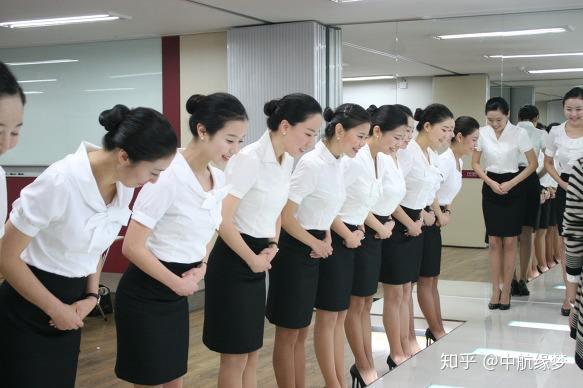 面试,像白开水一样的自我介绍显然会使应聘者淹没在茫茫的面试者中