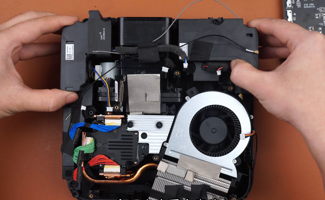 主板拆下来之后就是下图这个样子,各个元件排布还是非常整齐的,肉眼