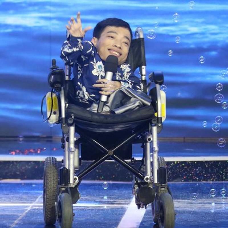 "轮椅总裁"李创利:身高不到1米,赚3亿后娶1米7的女秘书为妻