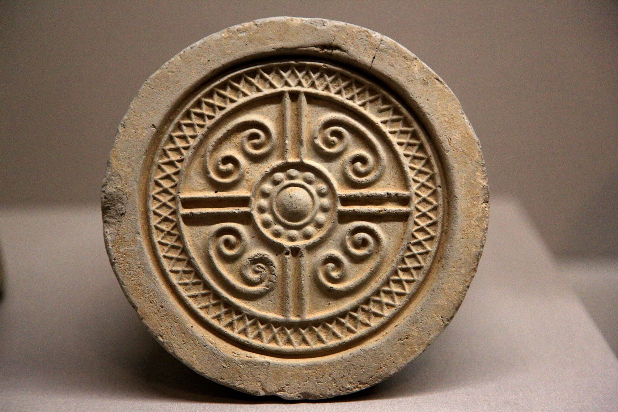 有一个猜想,瓦是由竹发展而来吗?先民是否最早用竹来铺屋顶?