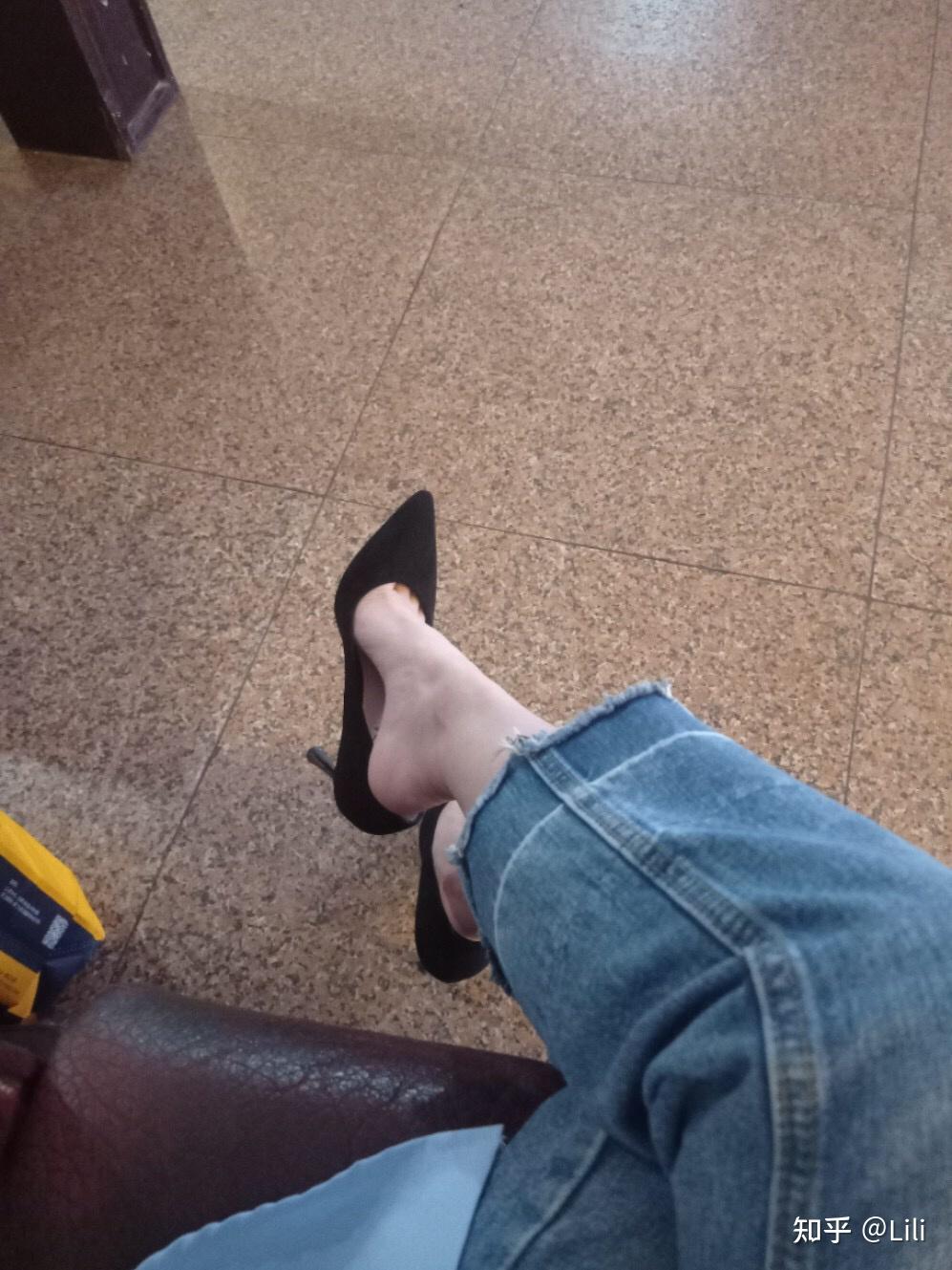 女生穿高跟鞋被罚站图片