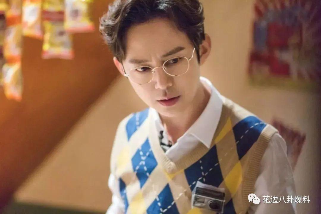 魏大勋在酒吧落魄的抽烟放不下杨幂网友抽烟卖惨抽了个寂寞