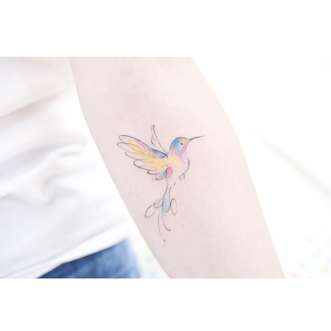 女生腿部唯美好看的彩色蝴蝶纹身图案