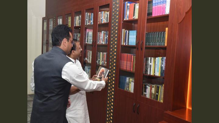 MoS Muraleedharan inaugurates newly designed library at Embassy in Oman ...