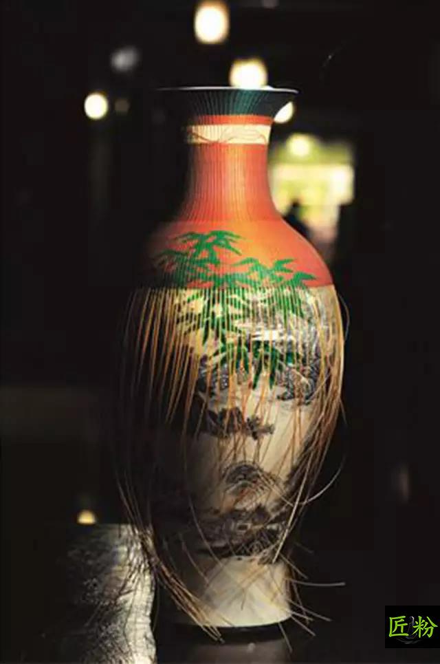 联系到青神多位竹编大师,通过对竹编大师的比对,他们觉得张德明的风格
