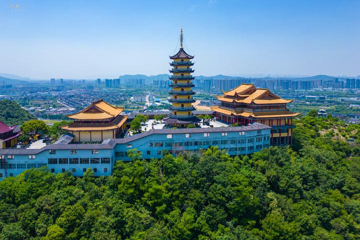 绍兴和萧山交界处,一座寺庙屹立于普安山顶,已有800多年历史