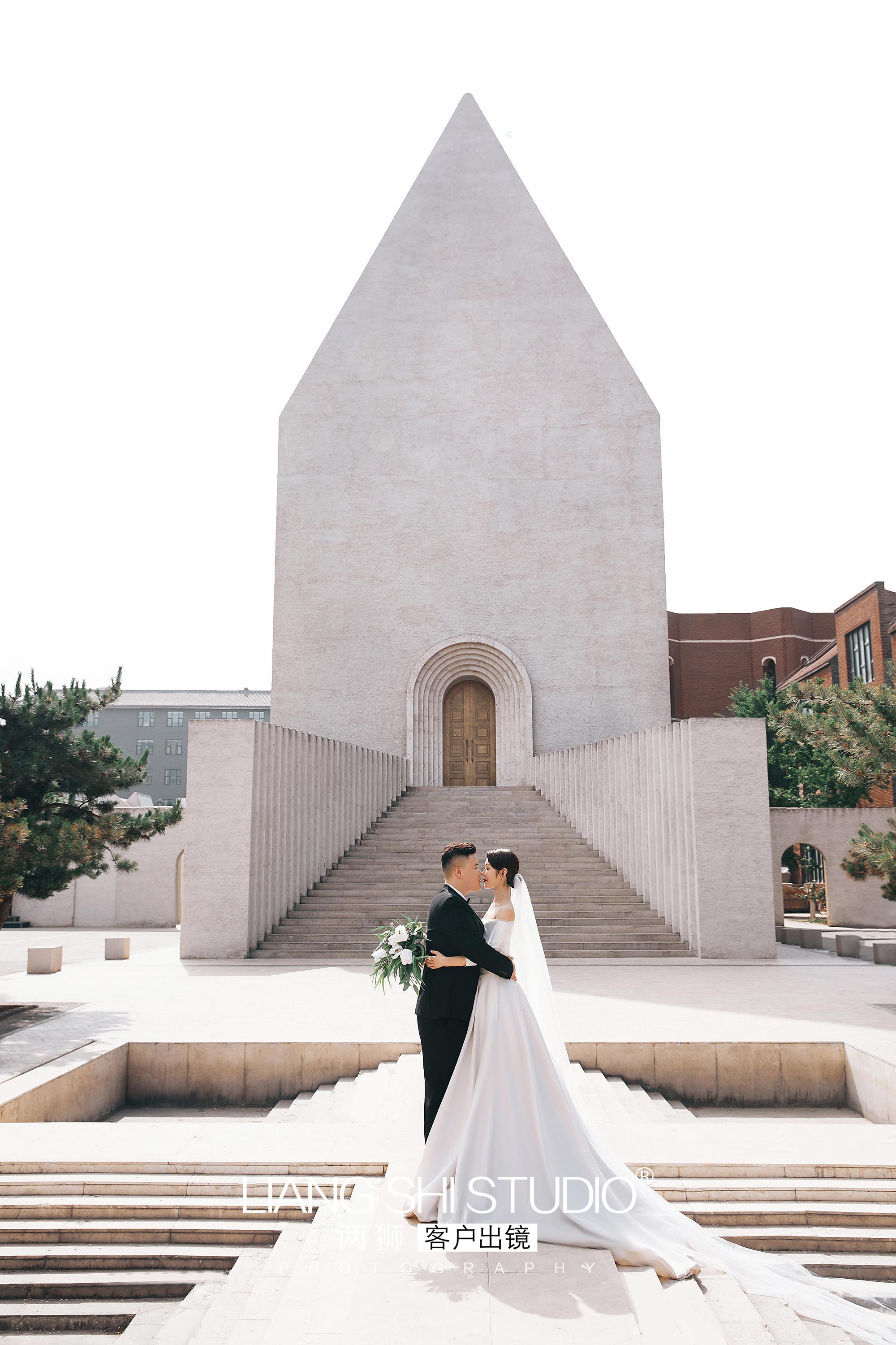 北京教堂婚纱照赋予爱情最高的仪式感