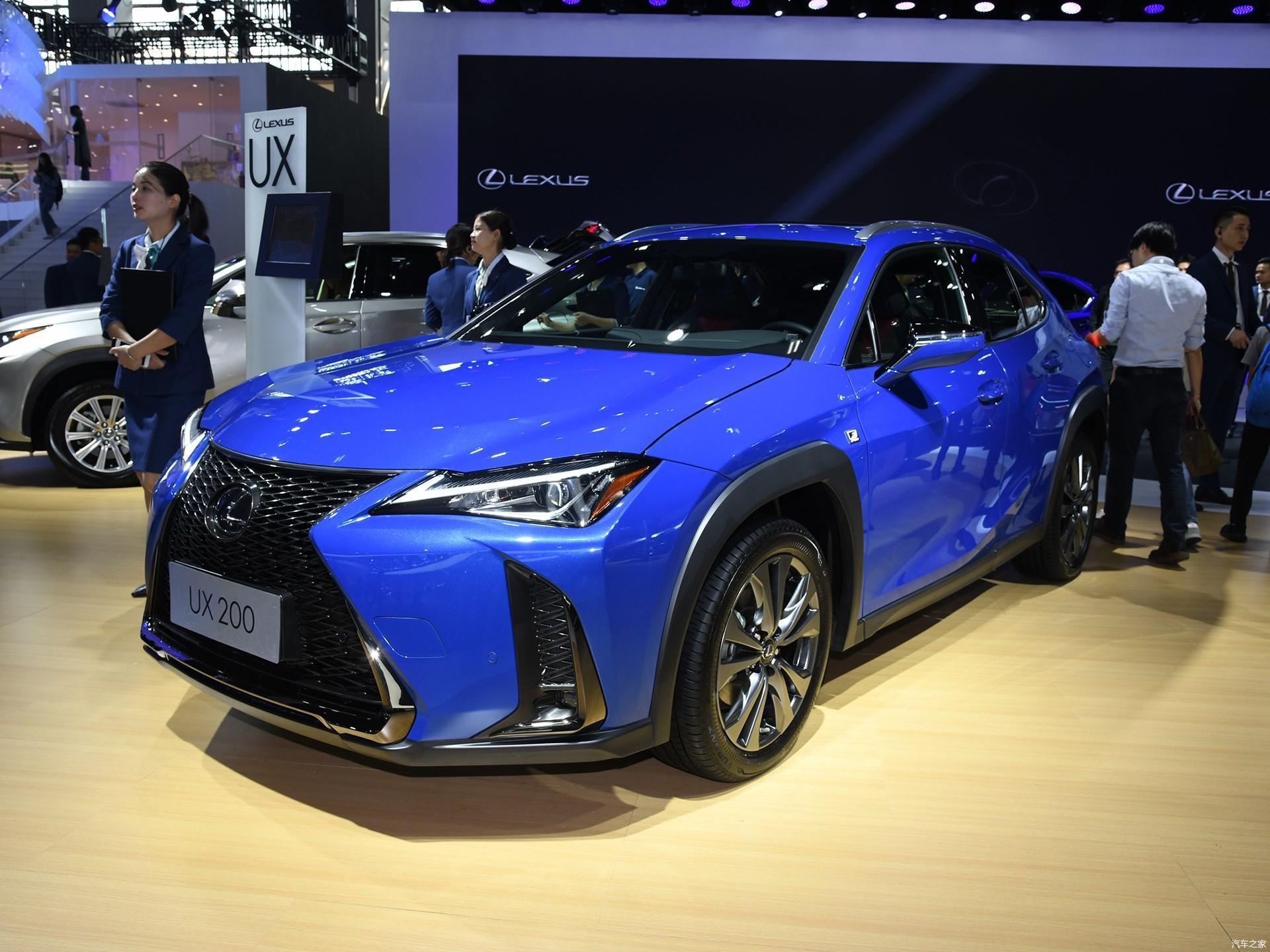 雷克萨斯ux 2020款 200 f sport版车尾看上去十分犀利,横向线条的运用