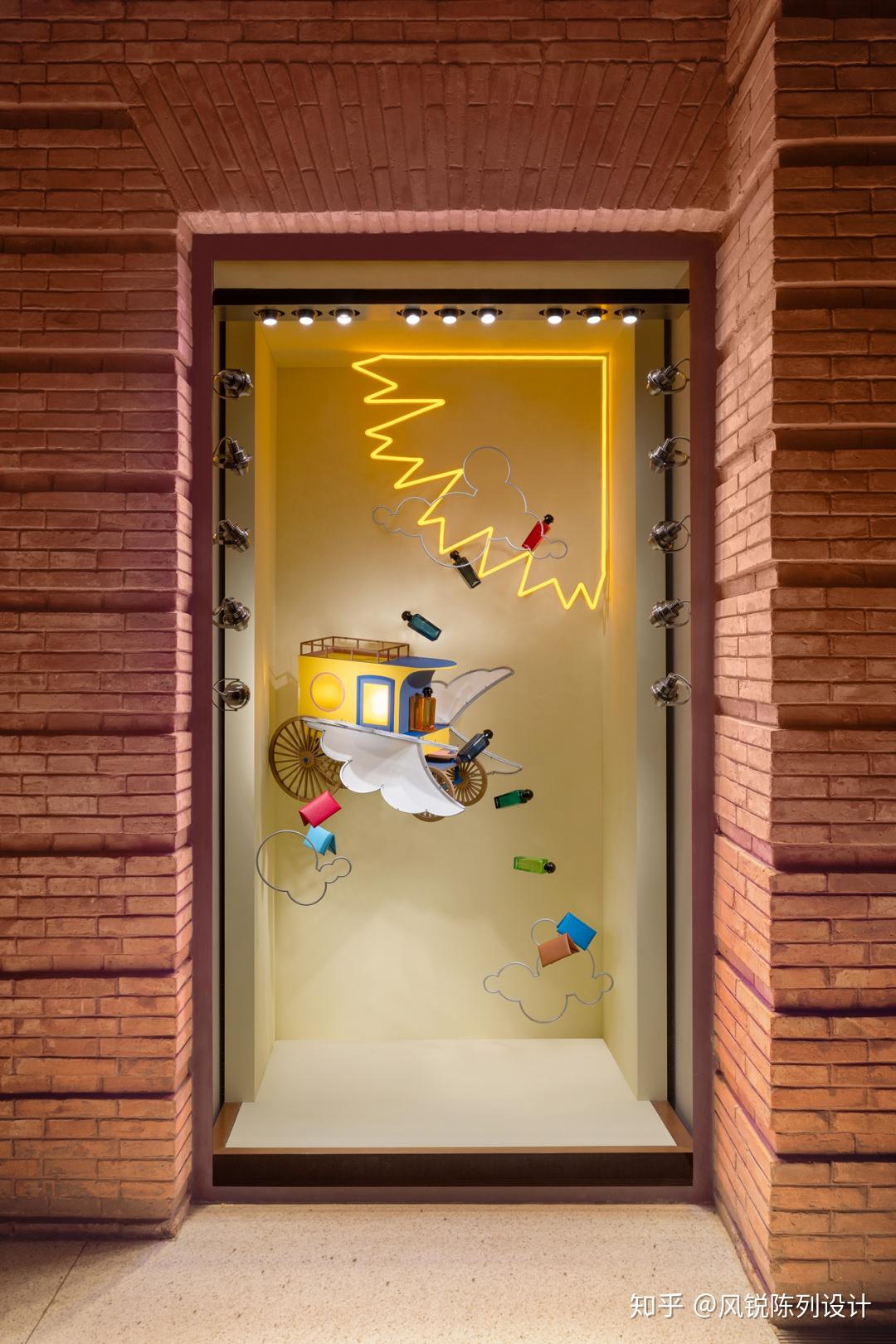 爱马仕用艺术橱窗讲述《双城记》, 从巴黎到上海!