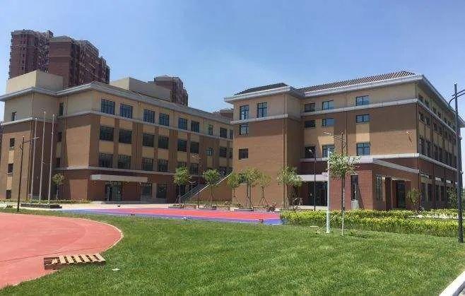 西青区逸阳文思国际小学,位于张家窝,具体来说在万科四季花城对过.