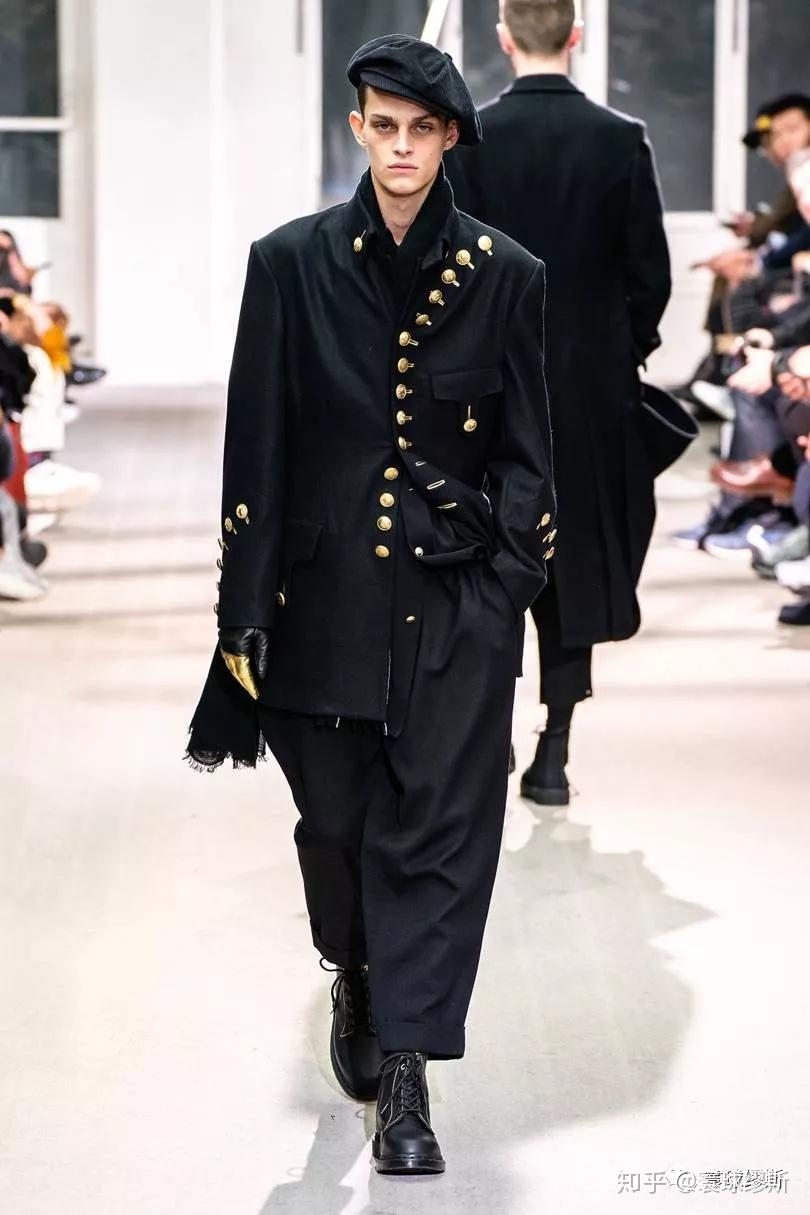 山本耀司2019aw系列这次山本耀司将黑色布料作为画布用服装来了一场