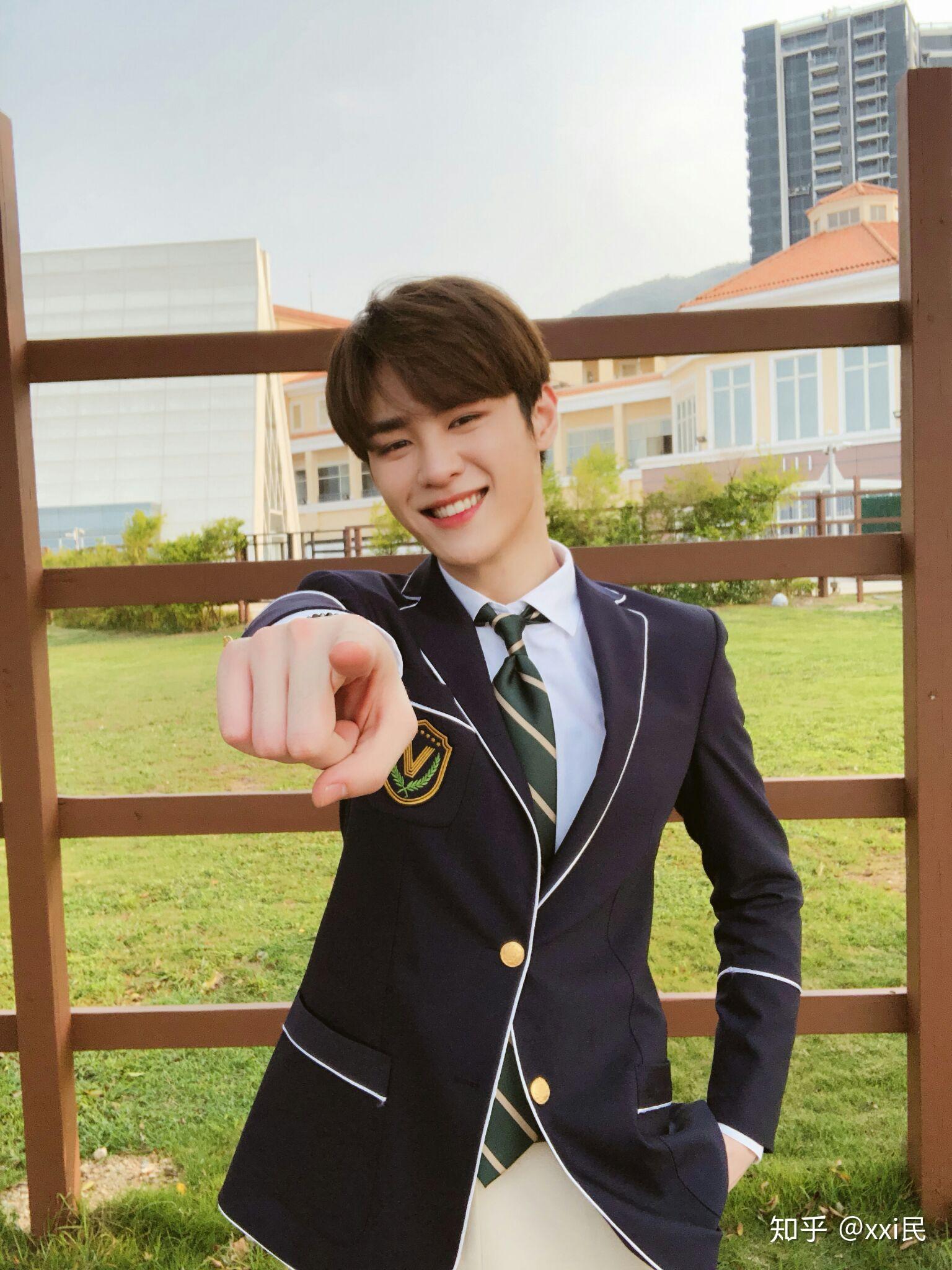 如何客观地评价威神v队长钱锟的长相