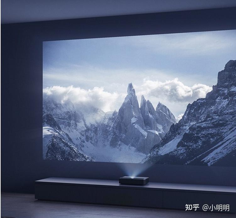 打算在客厅放一个100寸的大屏幕激光电视和投影仪哪个更合适