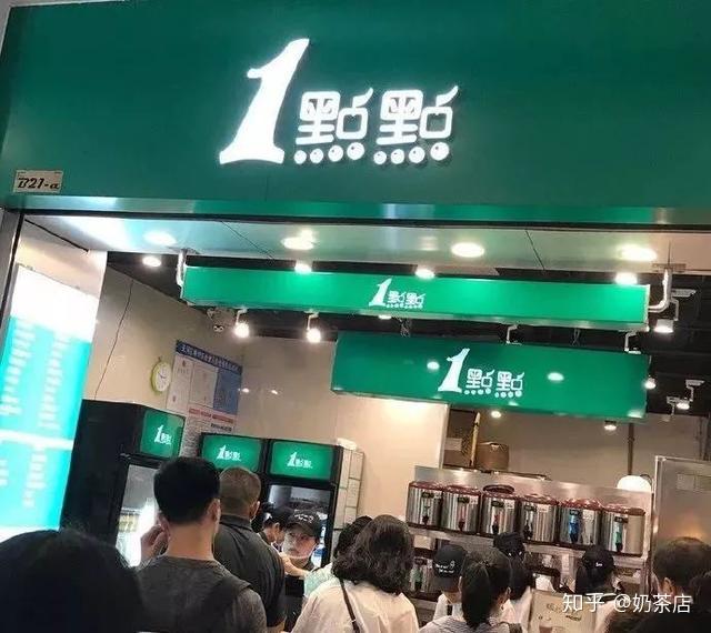 国内常见奶茶吧台大多是一字型,如都可coco,世界茶饮等,为的是提高