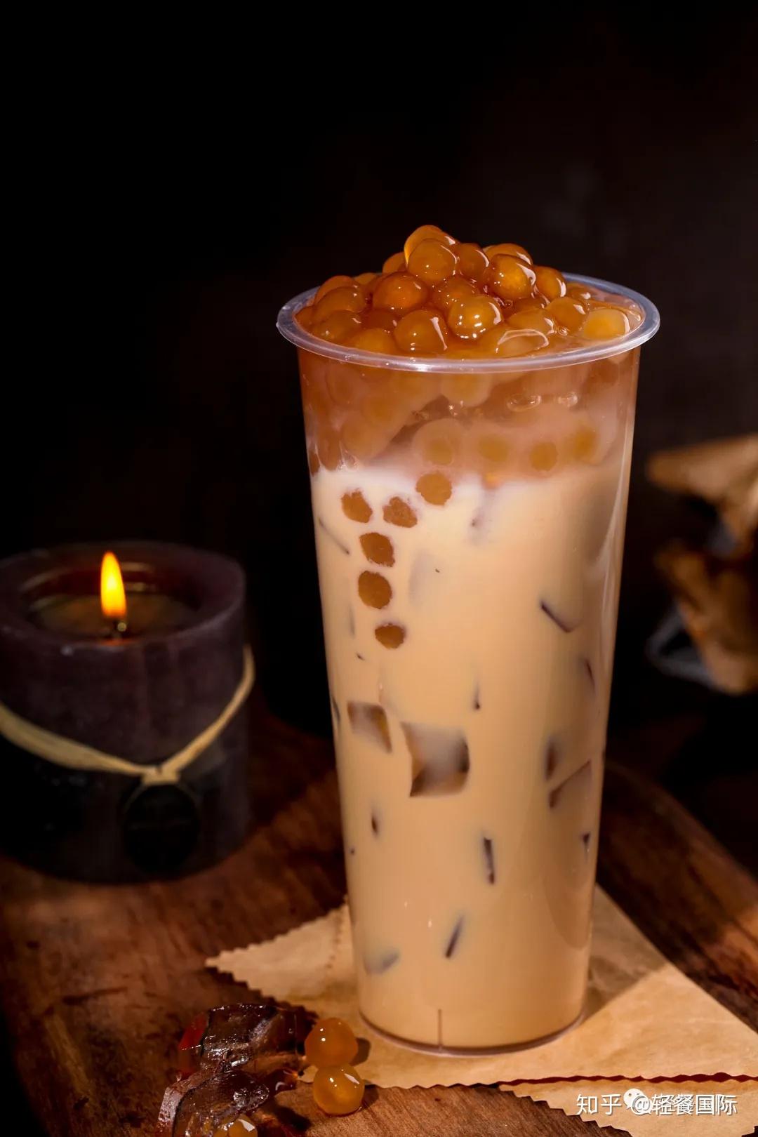 配方:炭焙乌龙茶250ml,植脂末40g,烤奶汁35g,琥珀珍珠60g,热水100ml