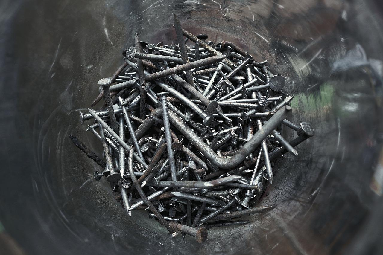 电钻钉钉子怎么钉