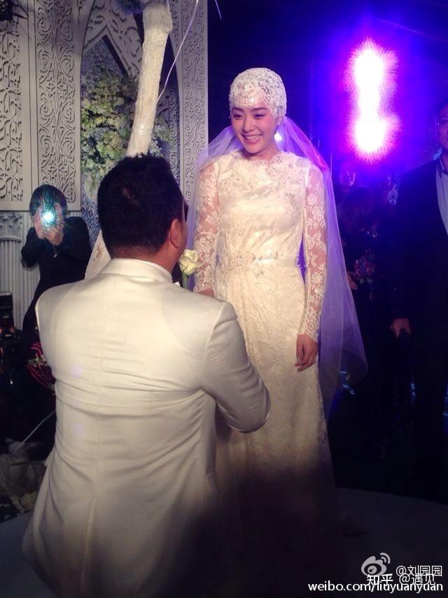 在婚礼上,沙桐还精心地准备了一个求婚,让刘园园惊喜又感动,这场婚礼