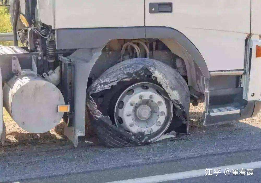 中国保险报行人被停放车辆爆胎炸伤损失由谁承担