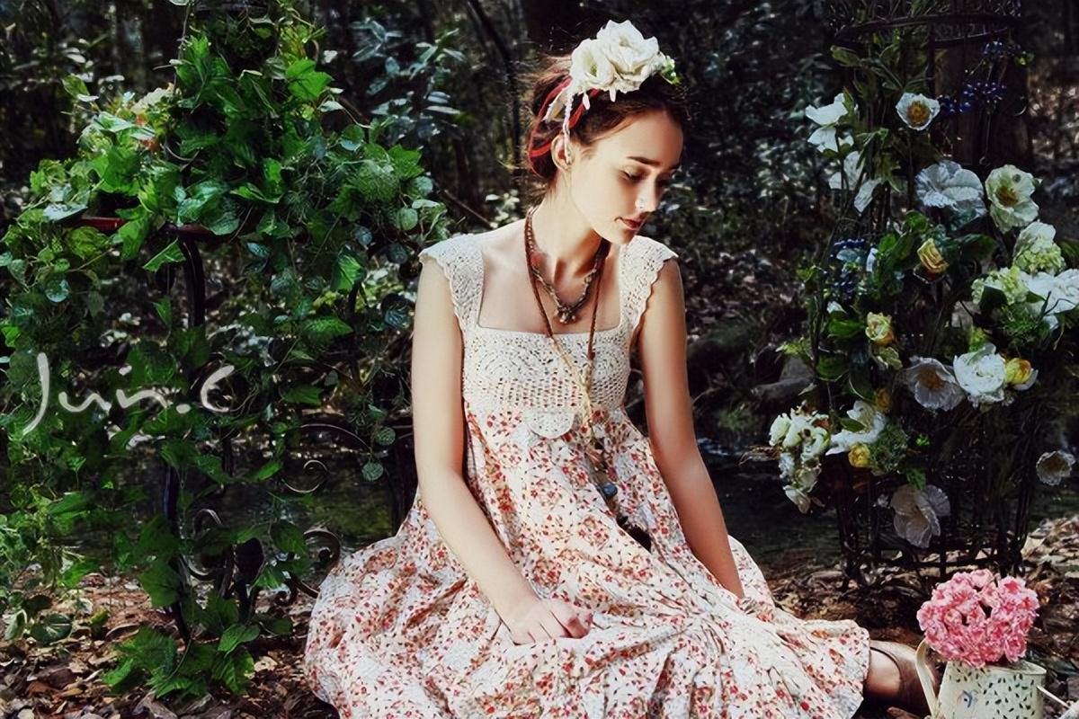 巴西精灵超模印花长裙显唯美丝巾蕾丝演绎拉美洛丽塔