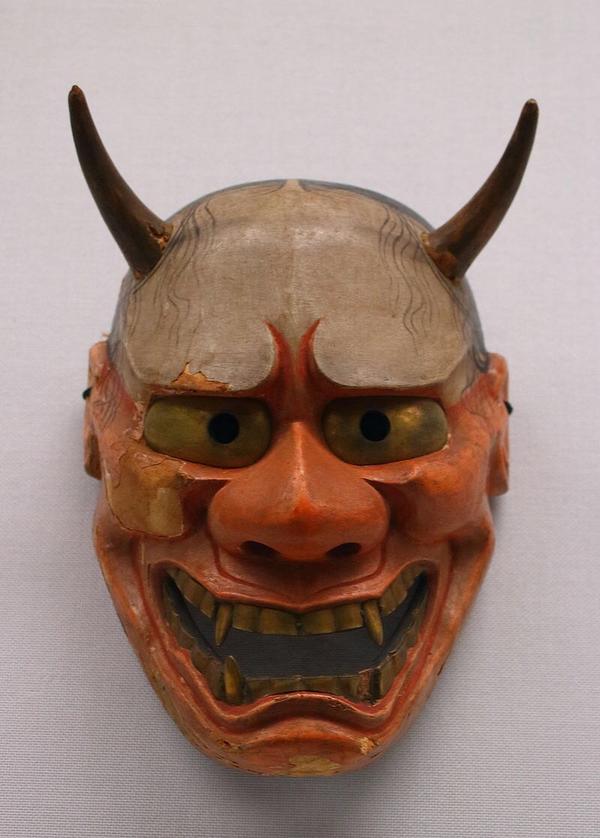 茶茶出场: 这里茶茶戴的面具被称为能面,是能乐表演用的面具.