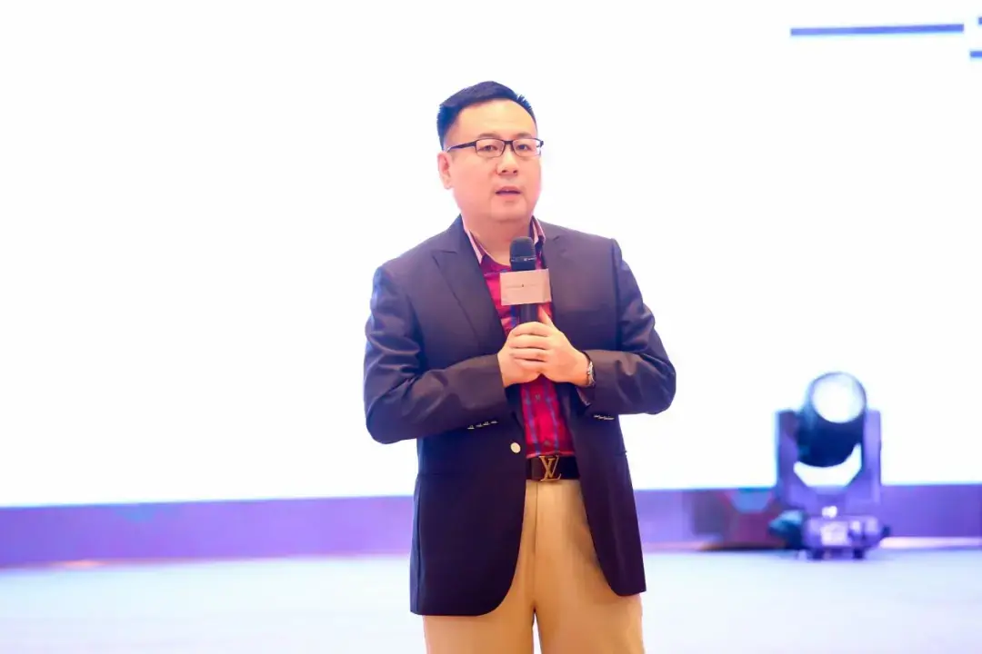 此次会议怡亚通集团副总裁兼380新流通事业群总裁——王欢 针对大唐秘