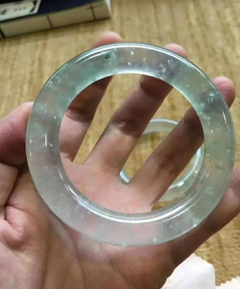 这块莫西沙翡翠原石告诉你什么叫高种质翡翠脱沙料 成品出货效果更美