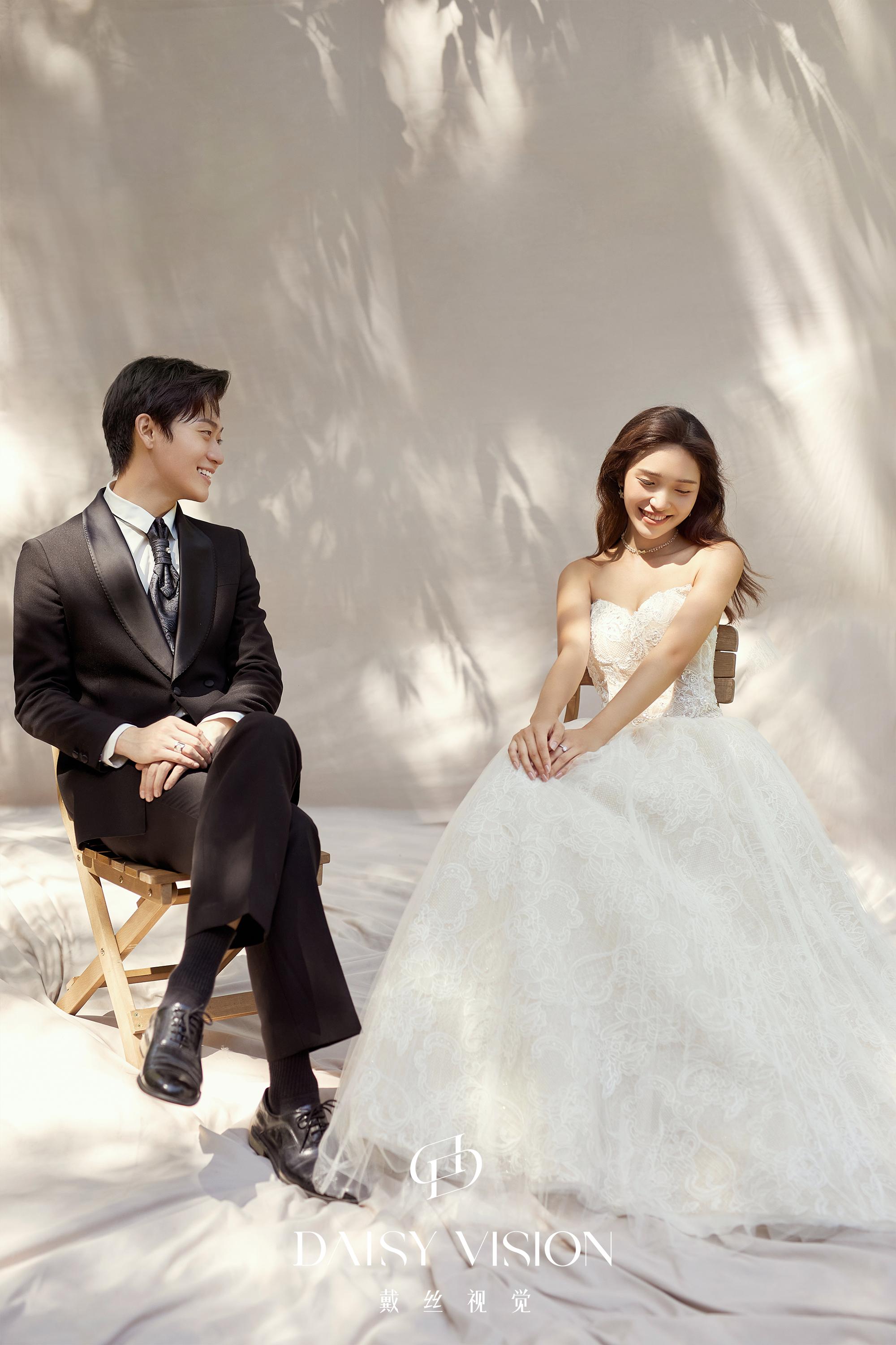 当韩式婚纱照遇上极简风,把韩式的柔美简洁表现的淋漓尽致,不需要任何