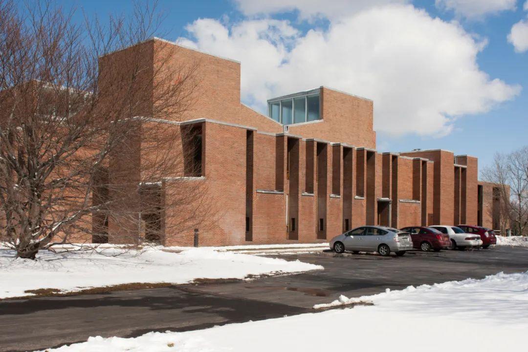 长期以来,路易斯·康都以他的文化融合能力以及在建筑中创造地域特色