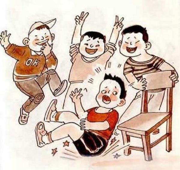 男孩在校打闹死亡同学朋友之间嬉戏打闹应有度