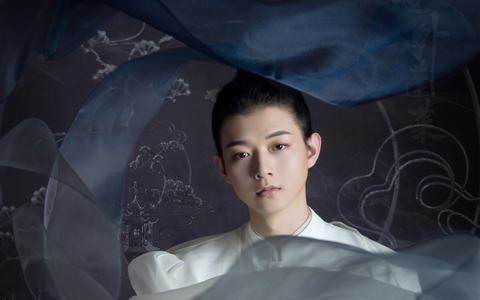 霍尊是会京剧唱腔的,他的好多歌如《梨花颂》就是京剧唱腔结合现代