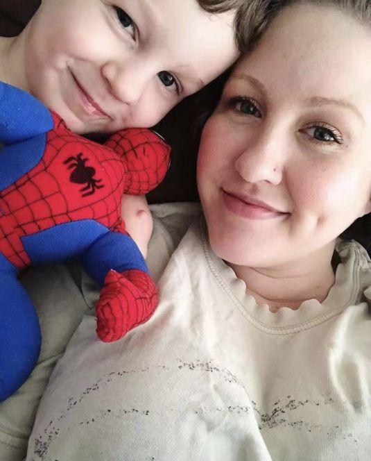 在出生前就被诊断患上了罕见病"海豹肢症",他天生就没有四肢.