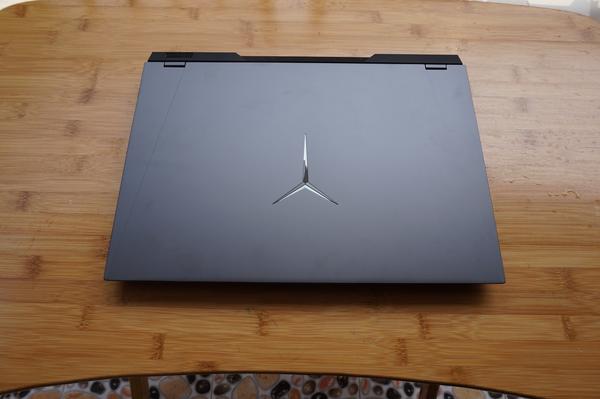 外观照片整体外观a面,因为采用了16:10的屏幕,和上代r7000比,屁股没