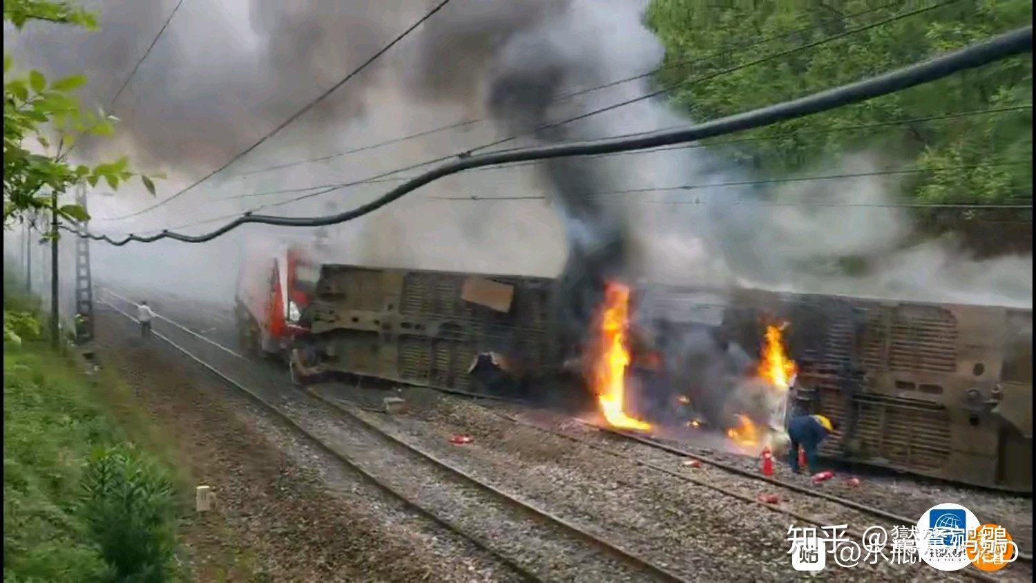 一列客运火车在湖南郴州撞上塌方体侧翻,3