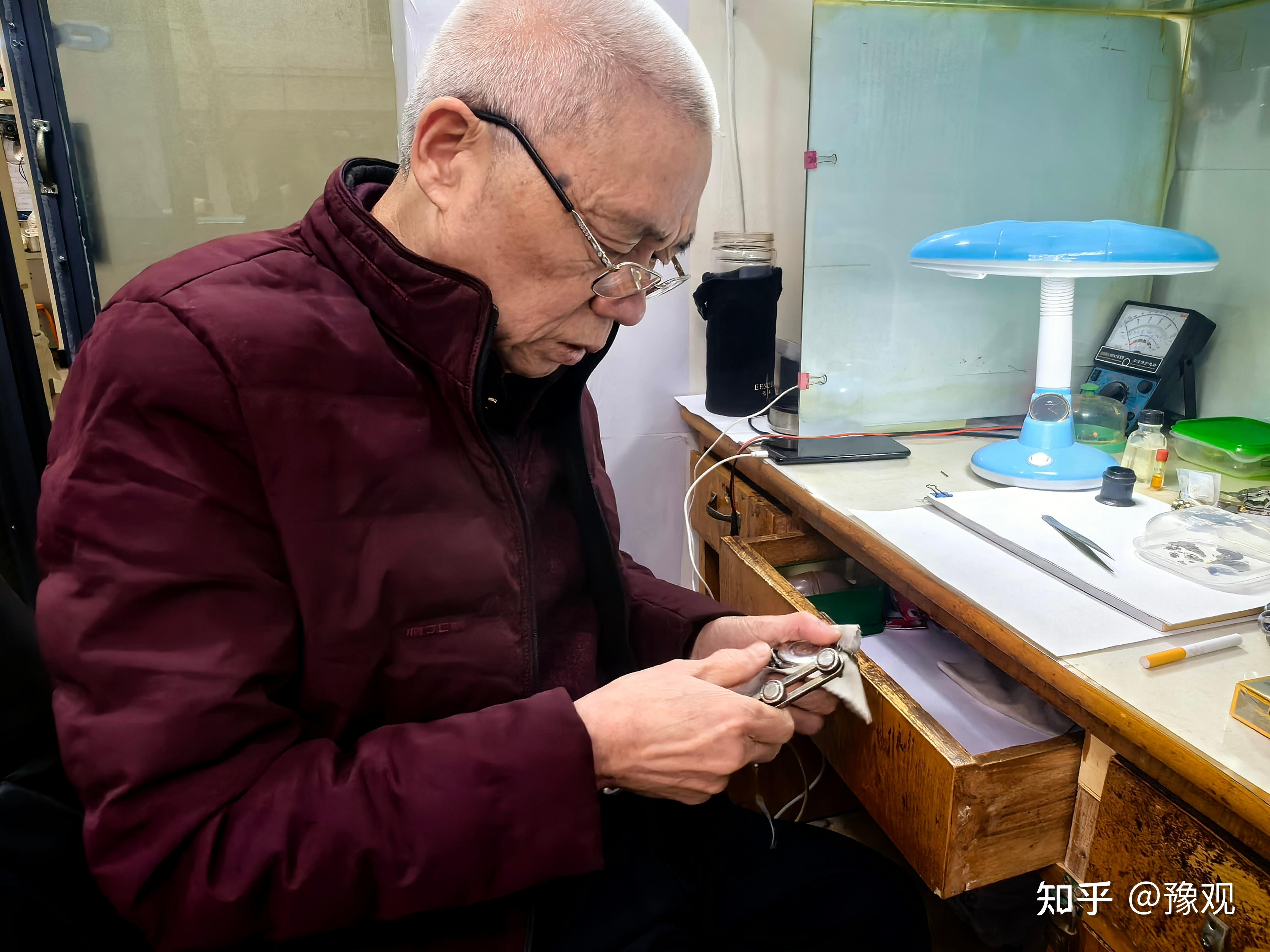 郑州63岁修表匠,41年修好了近10万块手表