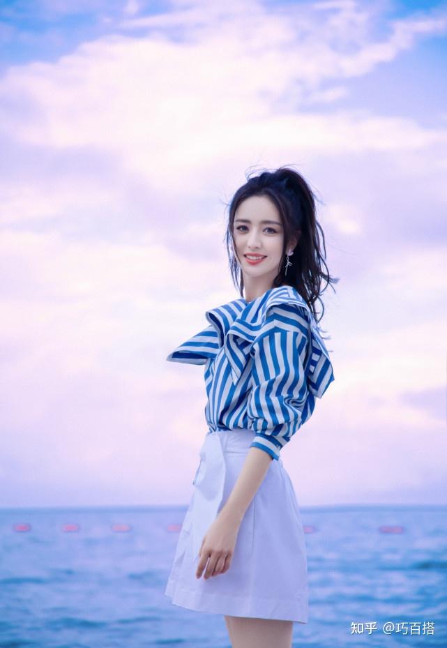 38岁的佟丽娅太绝了生日照美出新高度条纹衫清纯优雅