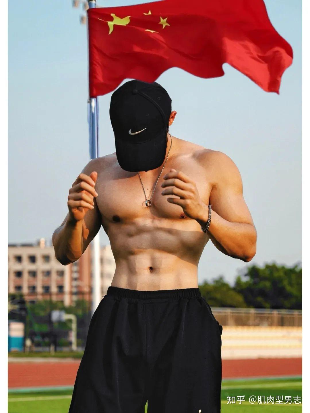 林大学大四肌肉学长洗澡视频来了胸肌太大了