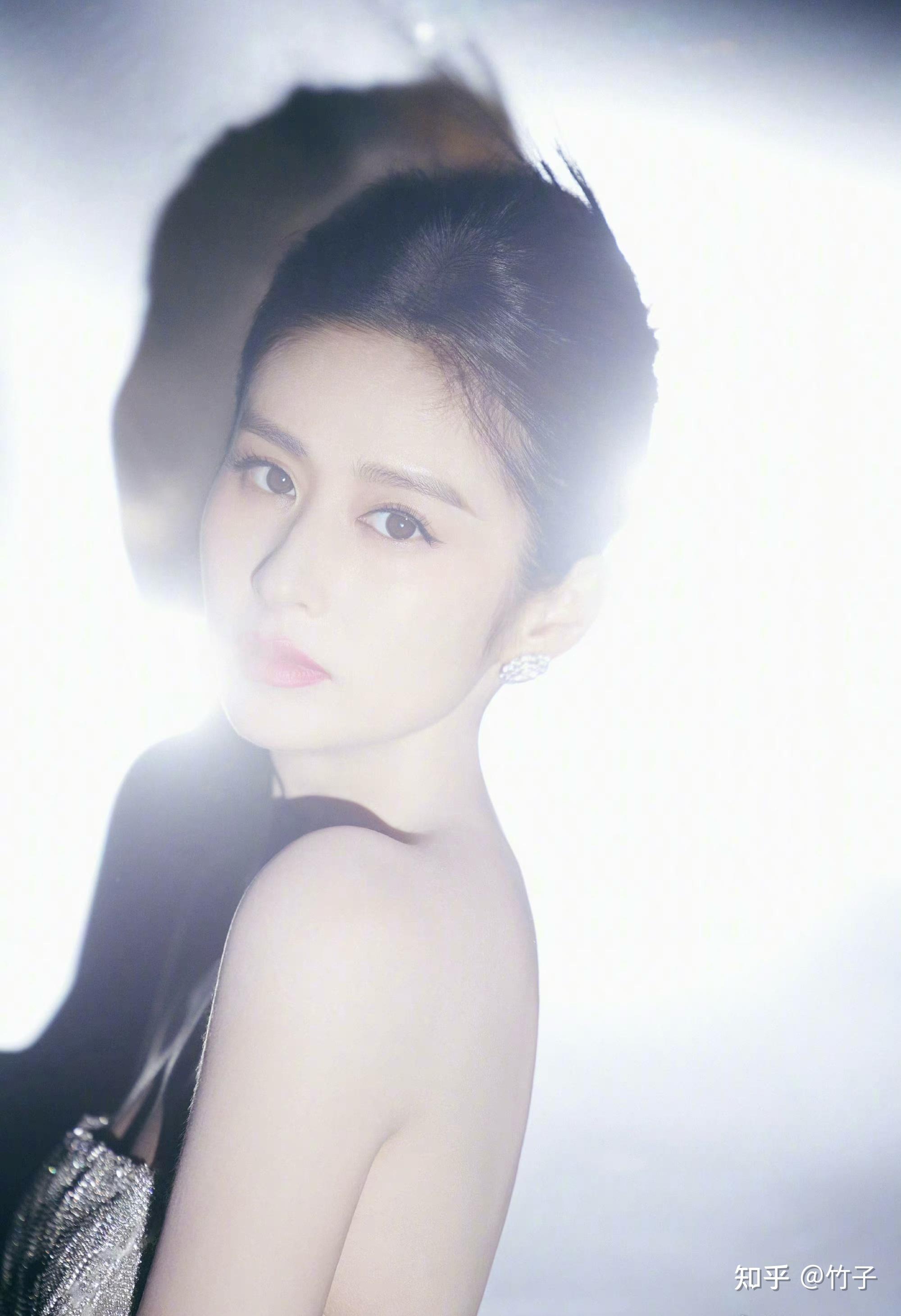 颖儿最新美照分享,一袭重工人鱼裙优雅高级有没有美到你心坎儿!