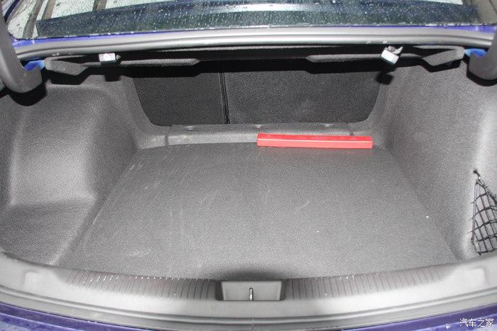 这辆君威我也非常喜欢它的空间布局,就说这个后备箱,就是不放倒座椅