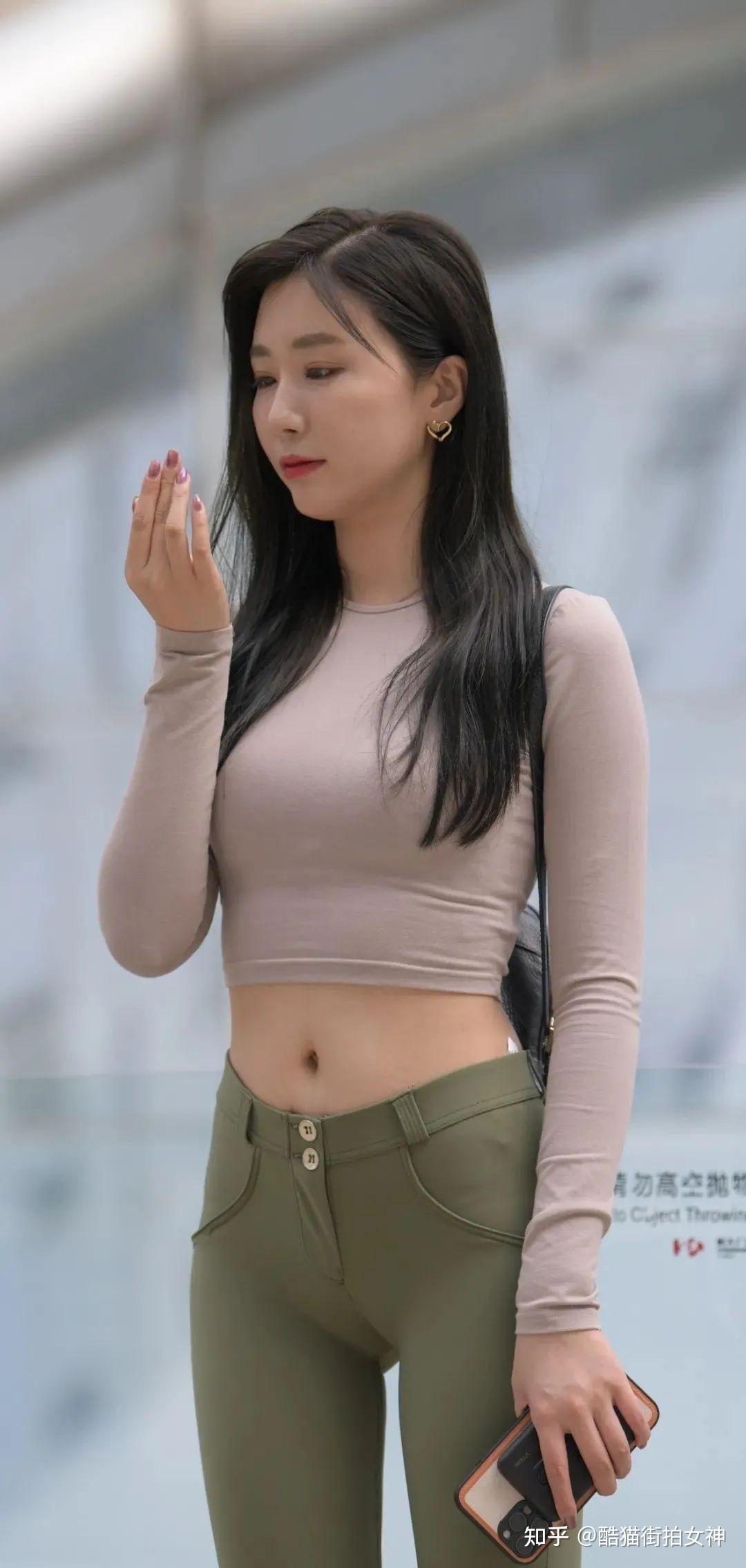 街拍女神军绿色紧身裤露脐紧身上衣的苗条女生
