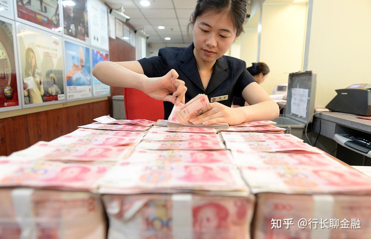 25万存款一年才4875元银行行长这样存一年利息超过12000元