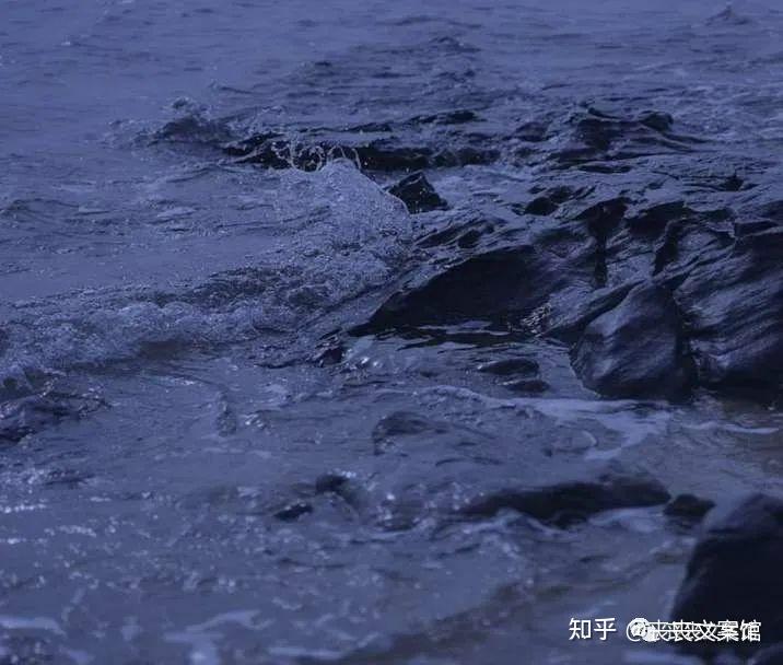 大海深处有一家便利店售卖着蓝色的孤独