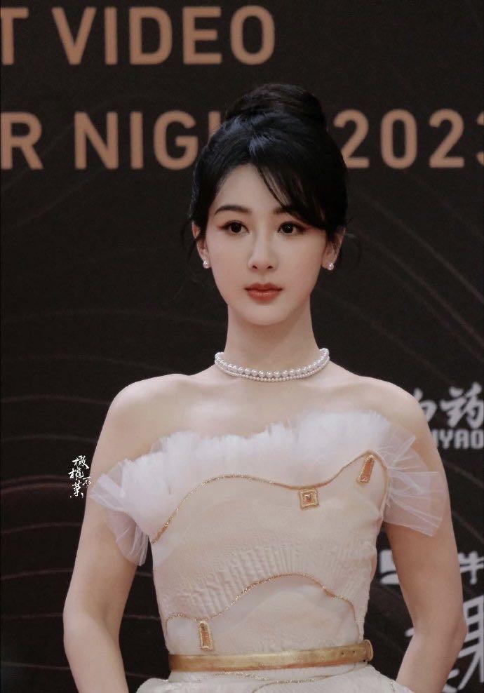 杨紫星光大赏闪闪发光不止是因为变美