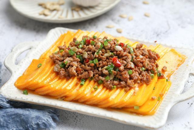 肉末蒸南瓜蒸出来的南瓜营养成分会被更多的保留清甜不腻