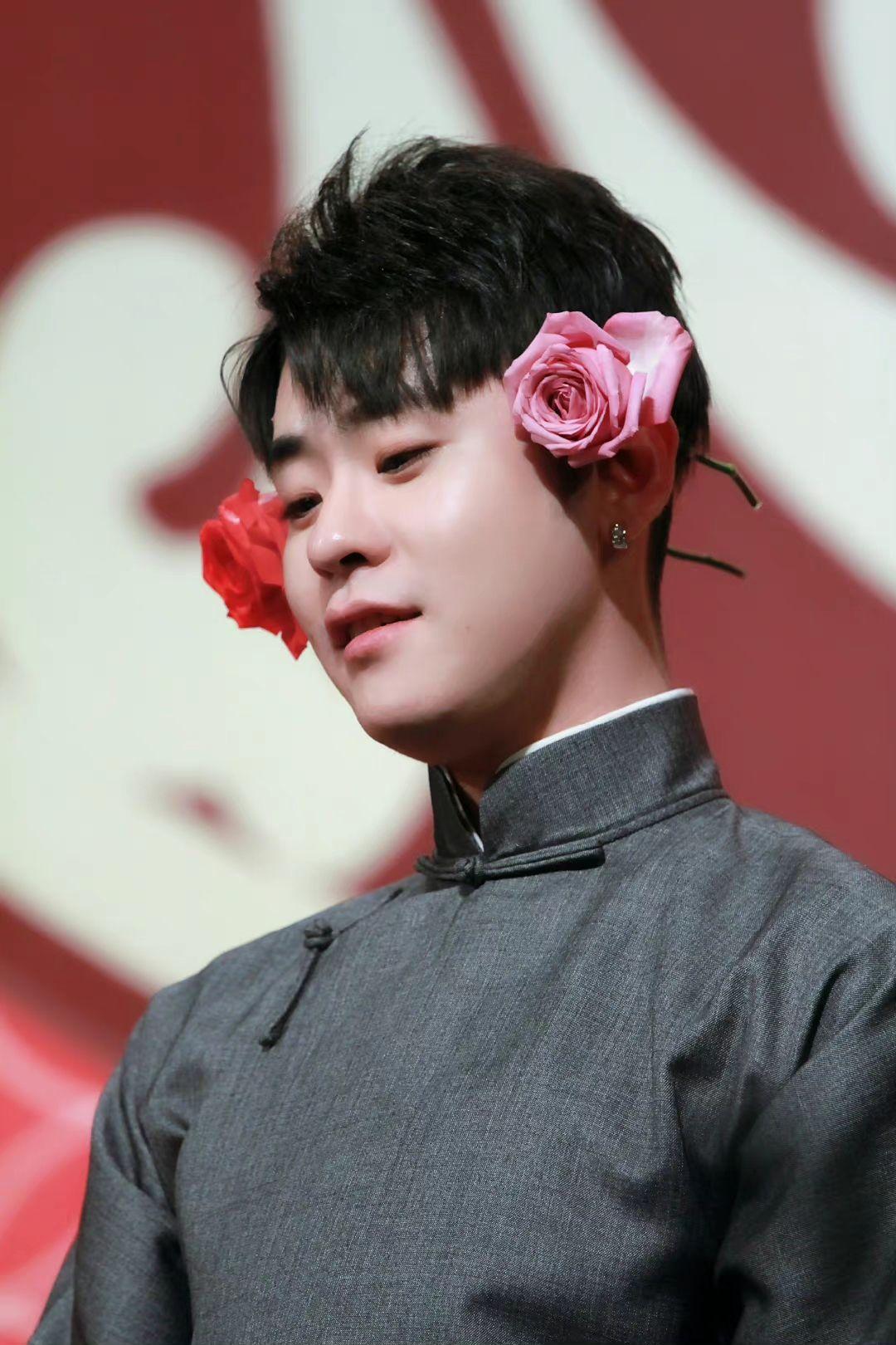 你觉得张云雷拿扇子的照片哪张最好看? - 知乎